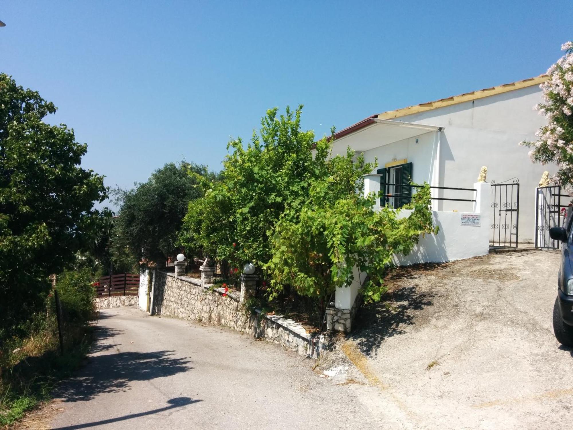 Nikos - Eleni Apartment บาร์บาตี ภายนอก รูปภาพ